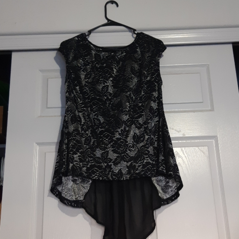 Selling cause I've only wore this once.